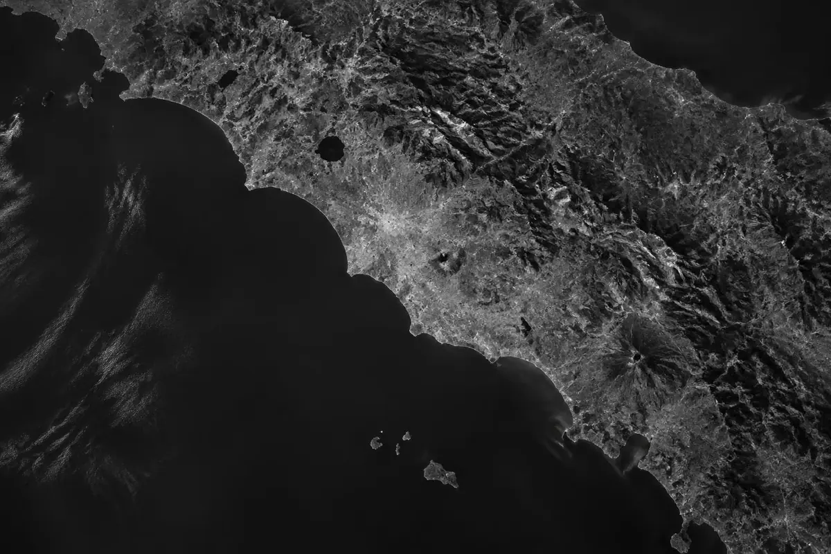 Veduta satellitare in bianco e nero del Lazio